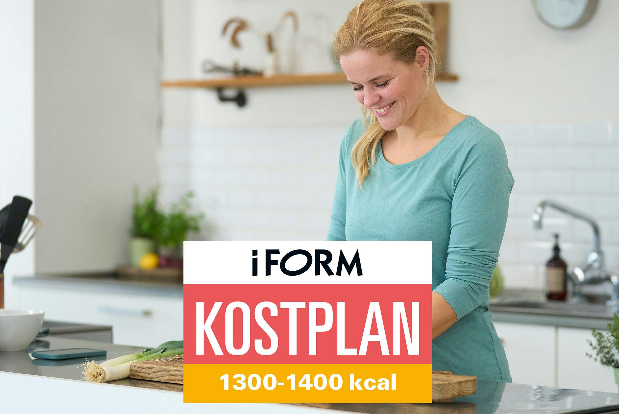 Kvinna lagar mat i köket med I FORM Kostplan 1300 -1400 kcal