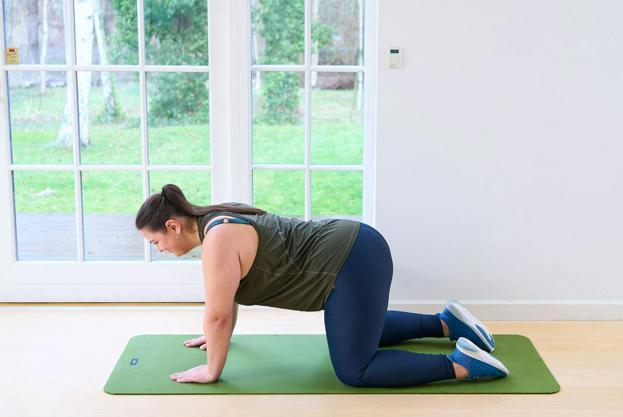 Kvinna gör diagonallyft på knä