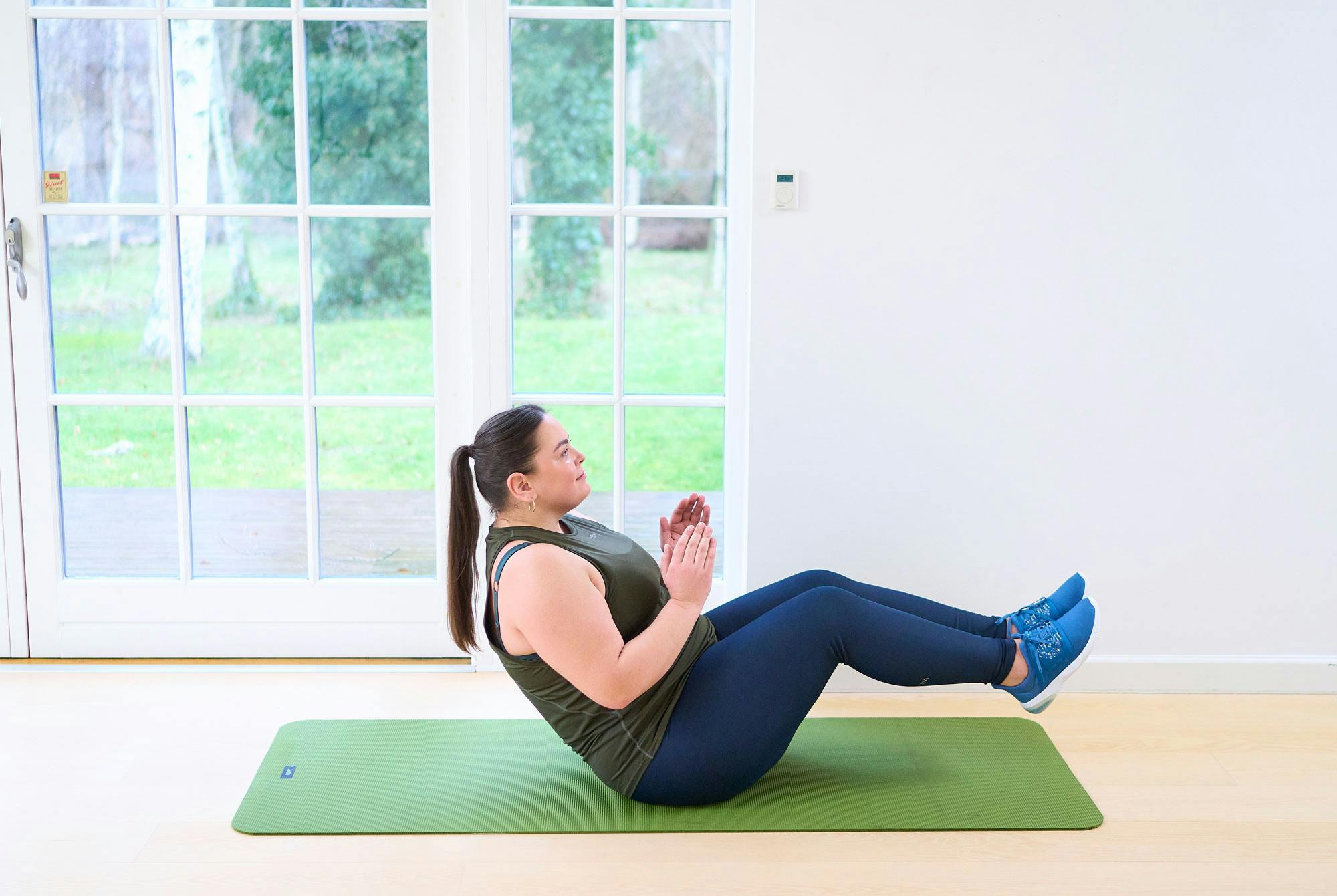 Kvinna gör russian twist