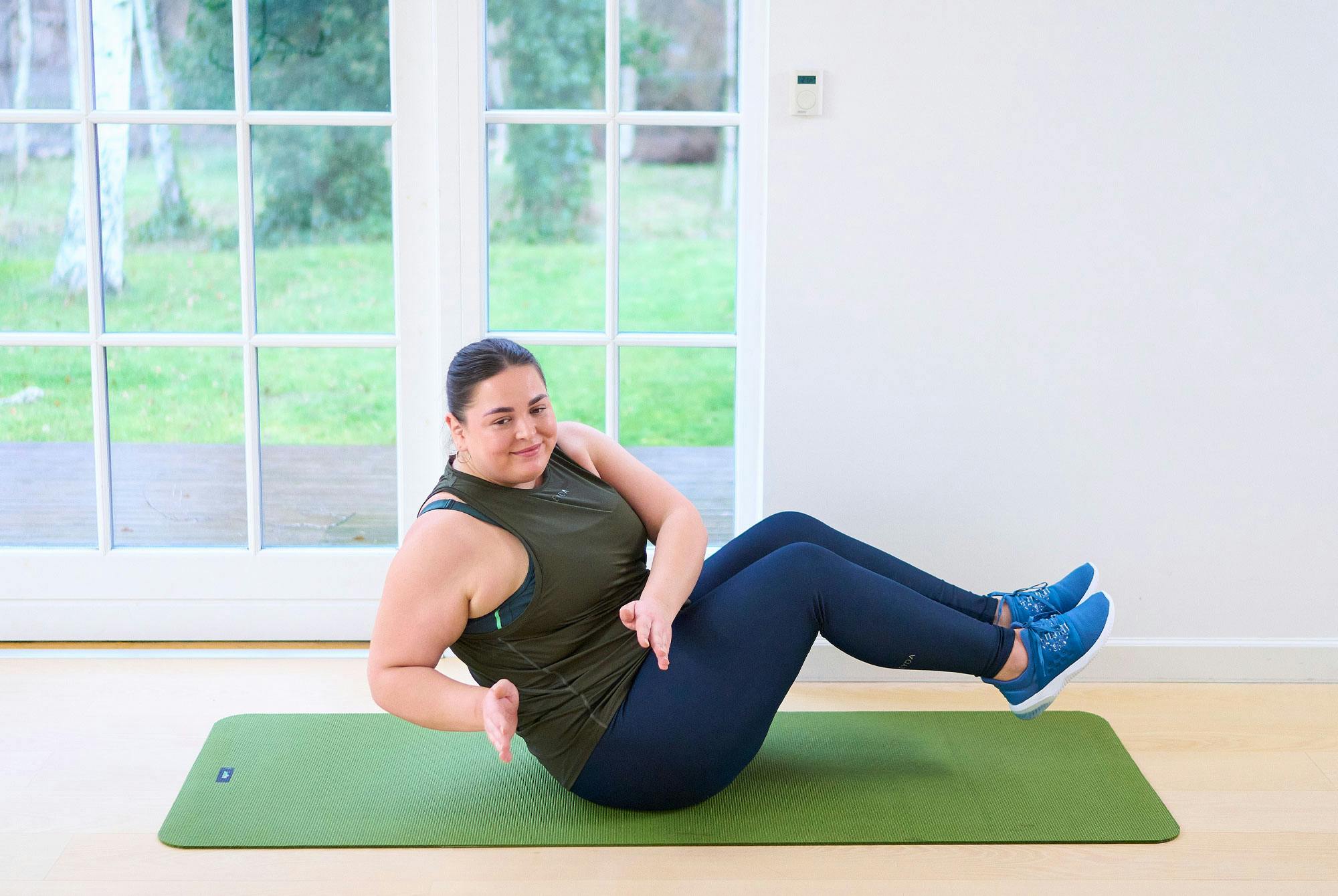 Kvinna gör russian twist