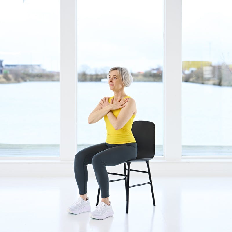 Kvinde sidder på stol, RSS