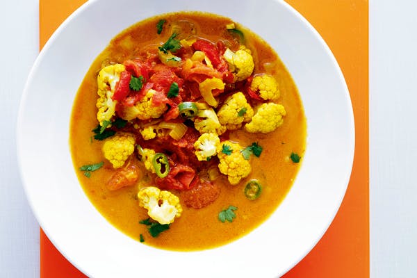 En portion tomat- och grönsakssoppa