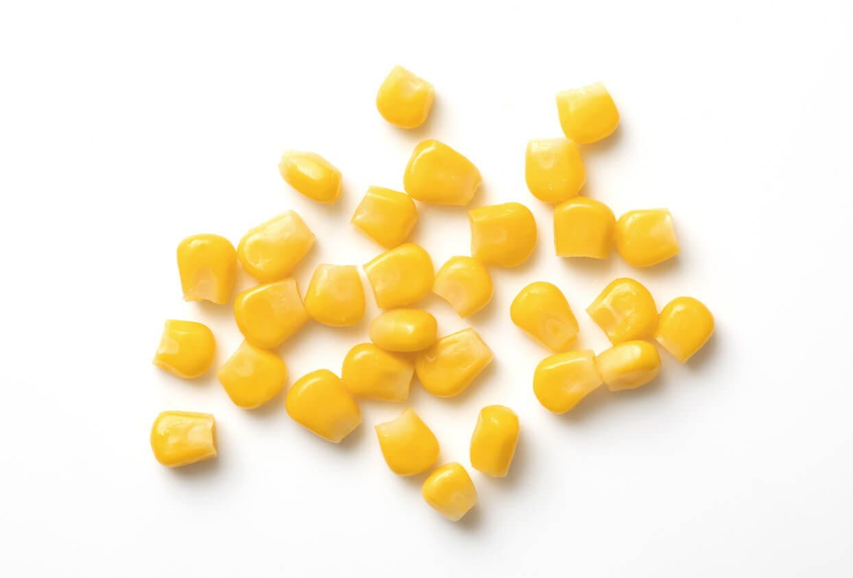 Gule majskorn på hvid baggrund