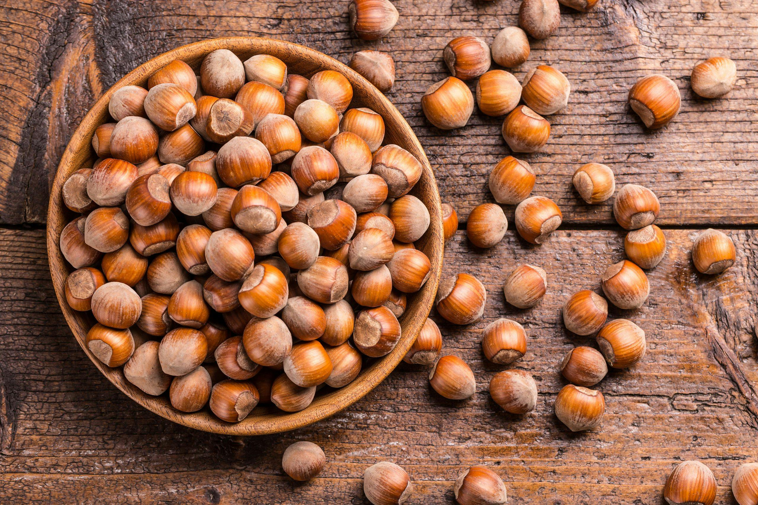 Träskål med hasselnötter