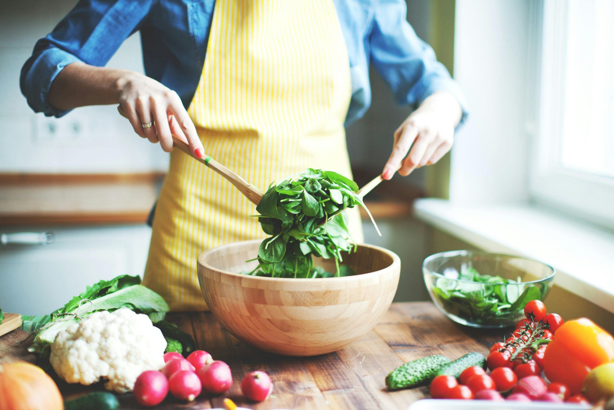 Kvinne som blander salat