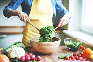 Kvinna som fixar sallad