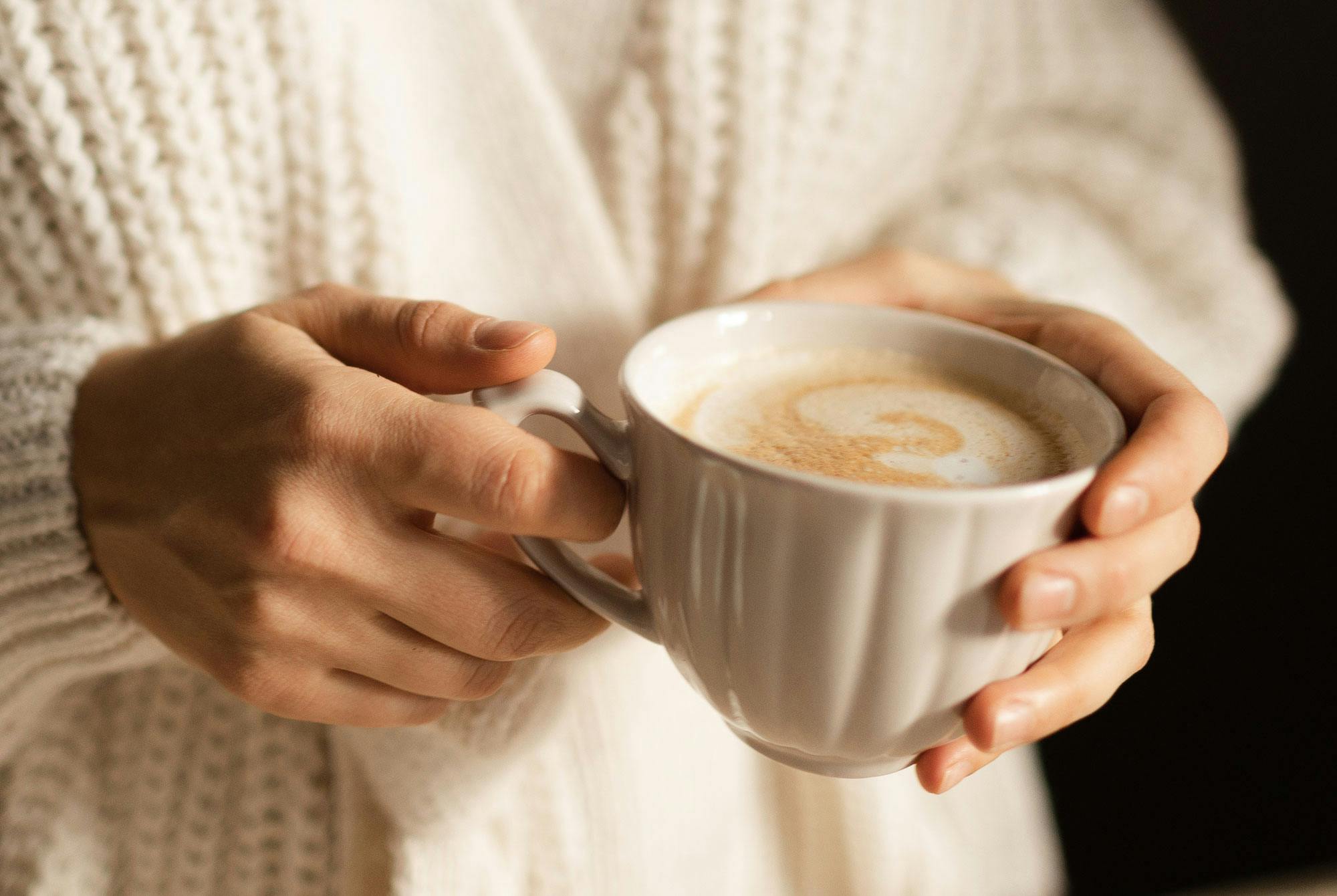 Kvinde drikker kaffe