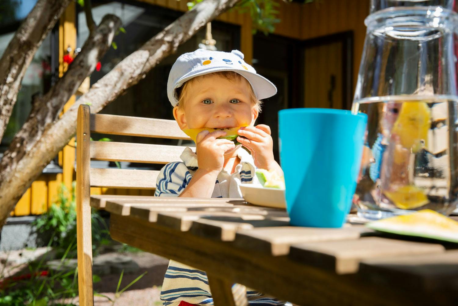 Liten pojke äter utomhus – använd kaloriräknaren för att beräkna kaloribehovet, men lägg till 10 % på resultatet.