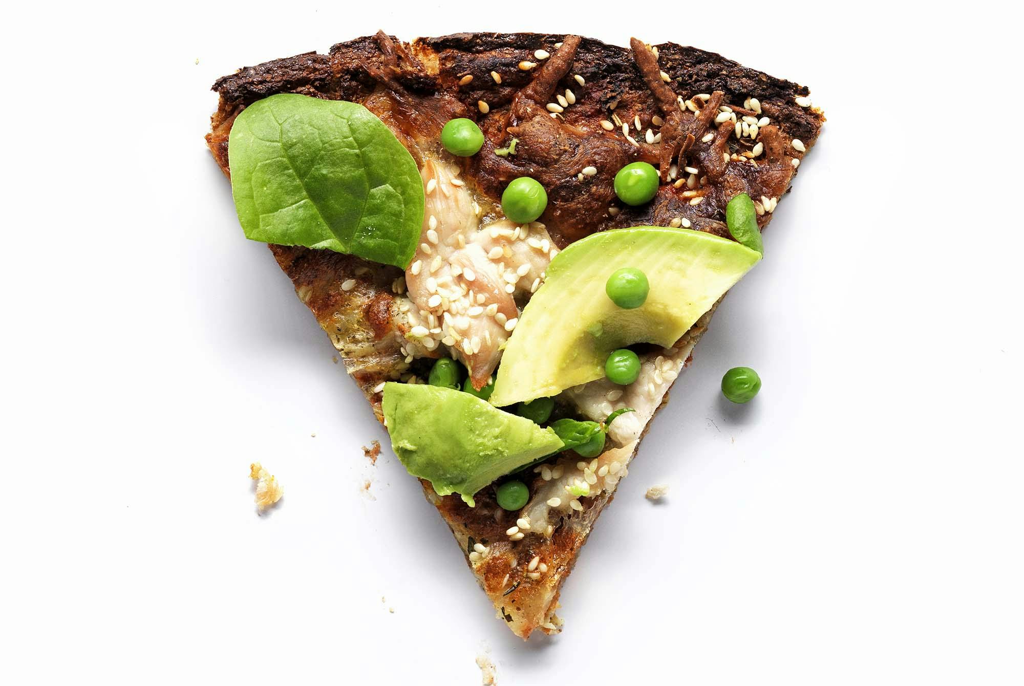 Kalorisnål pizza med blomkålsbotten, kalkonbröst, avokado, ärtor, spenat och riven mozzarella