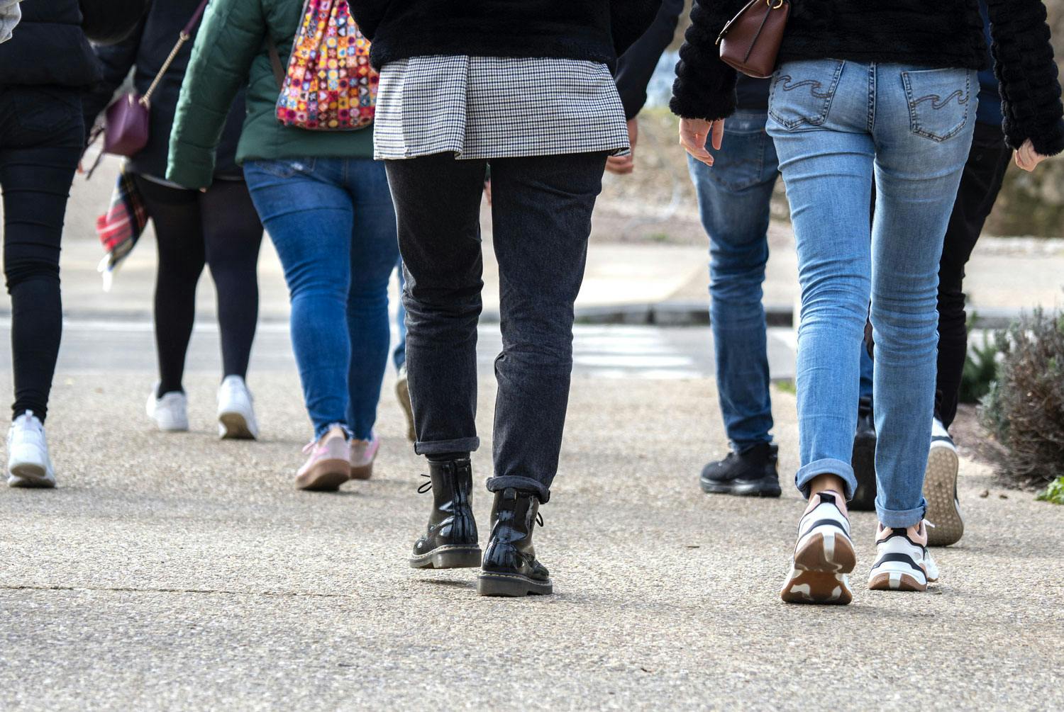 Forskjellige mennesker går i parker og forbrenner kalorier ved å gå.