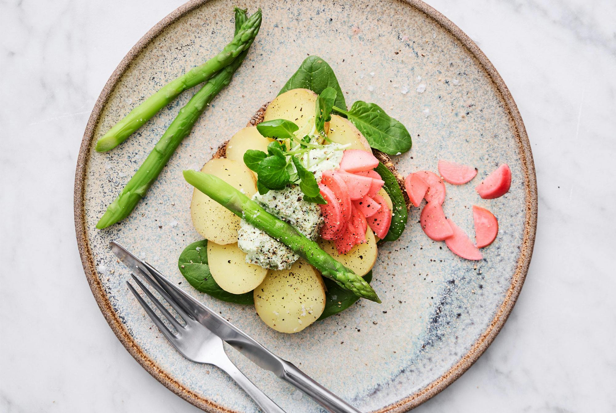 Rågbröd med potatis och sparris