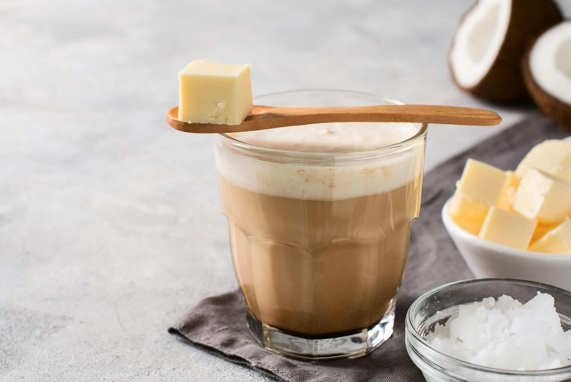 Ketokahvi, jossa on voita ja MTC-öljyä.