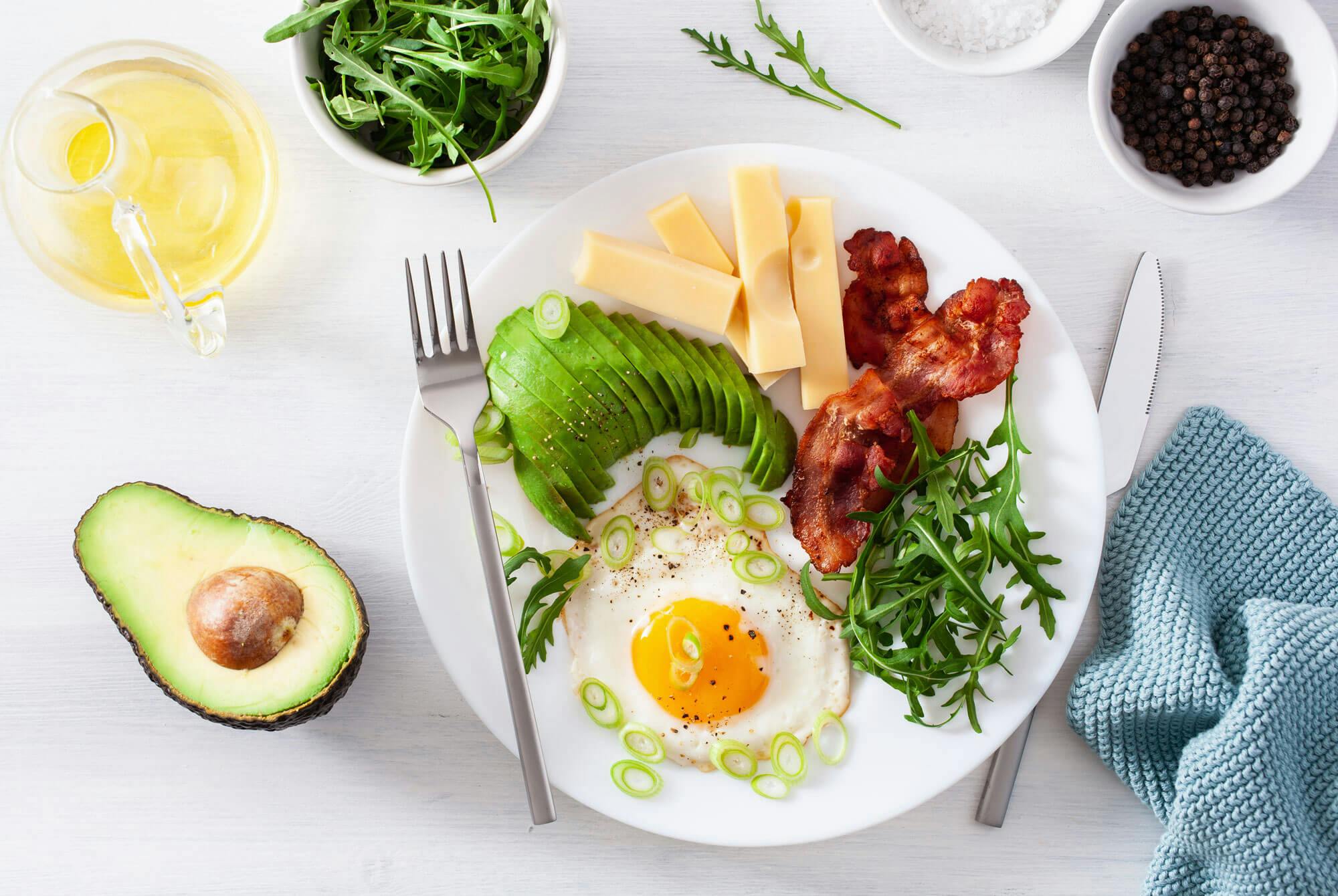 keto-vennlig frokost med egg og avokado på en tallerken