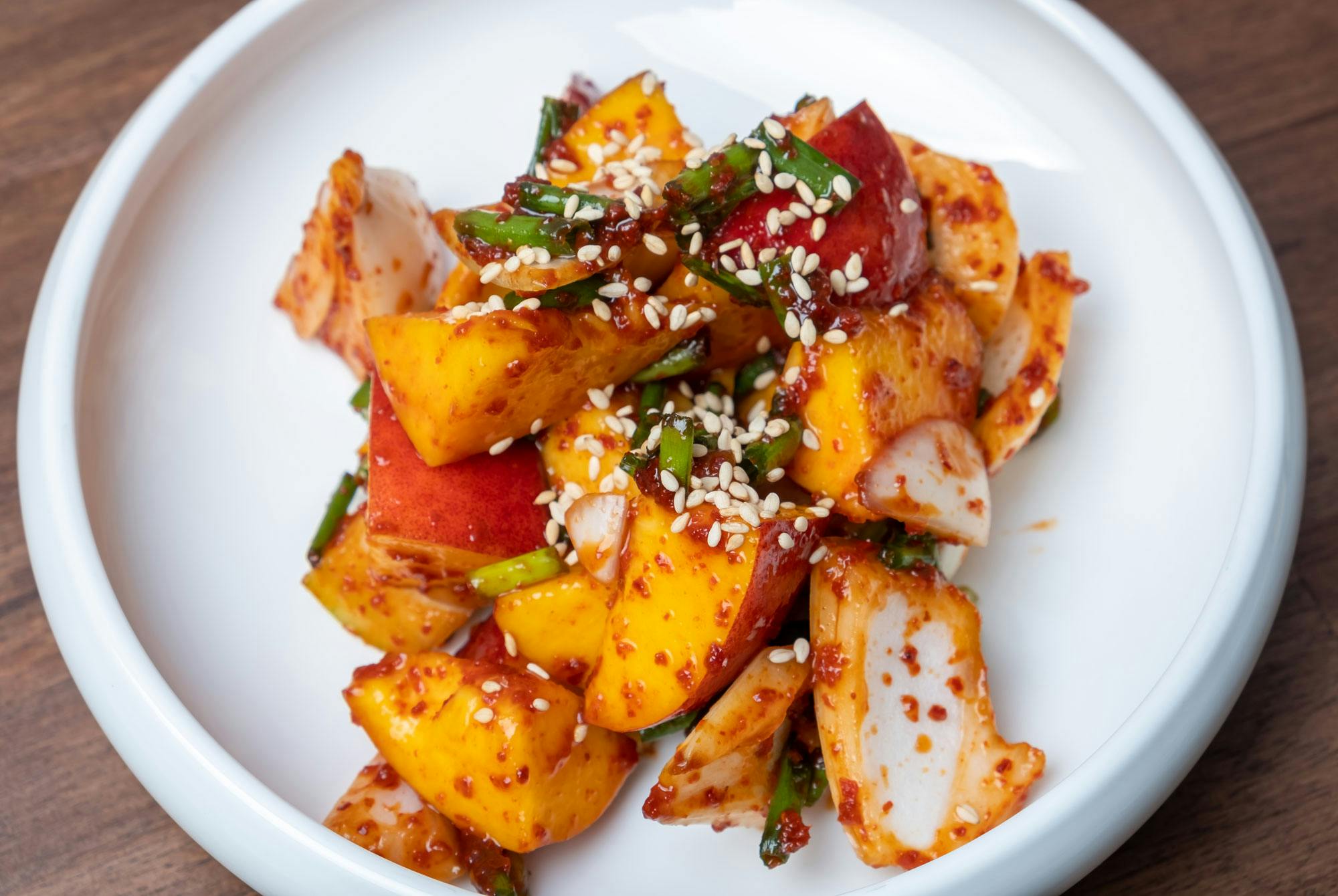 kimchi-oppskrift med fersken, sesam og vårløk