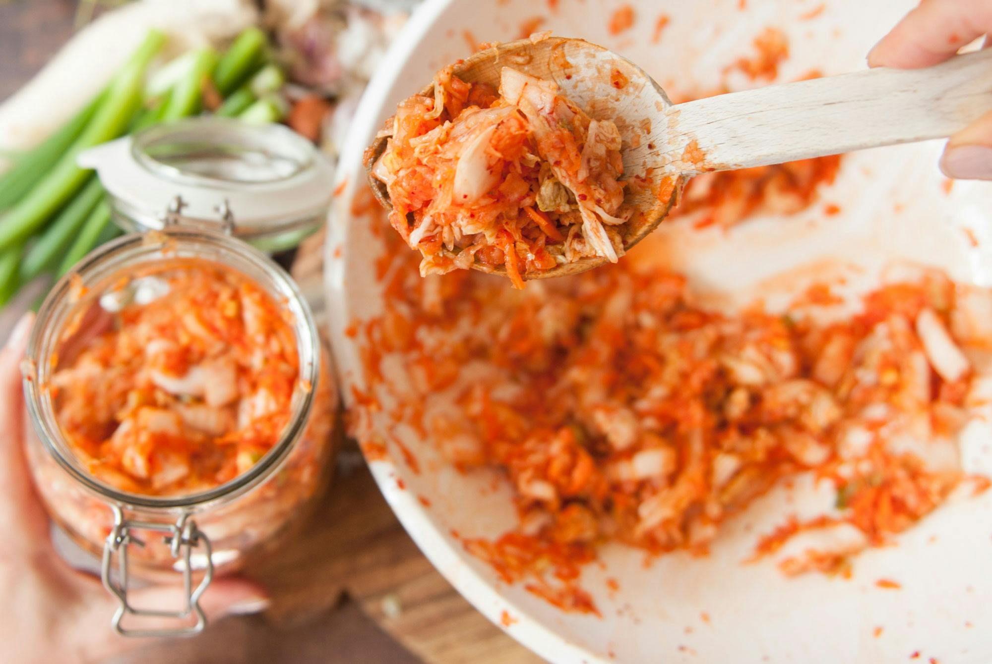 kimchi med spidskål og gulerødder opskrift