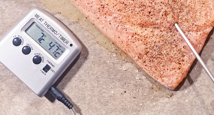 Laks med steketermometer på vei inn i ovnen