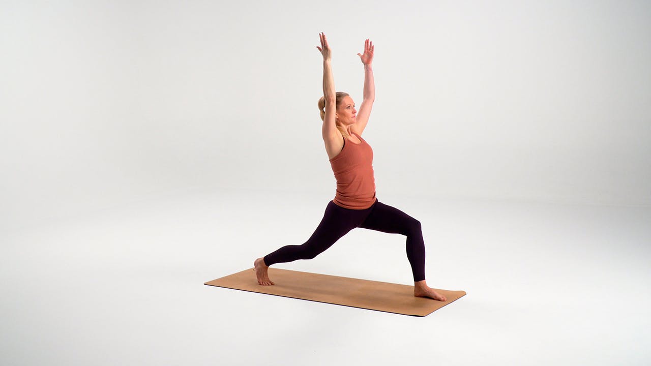 Kvinde laver høj lunge