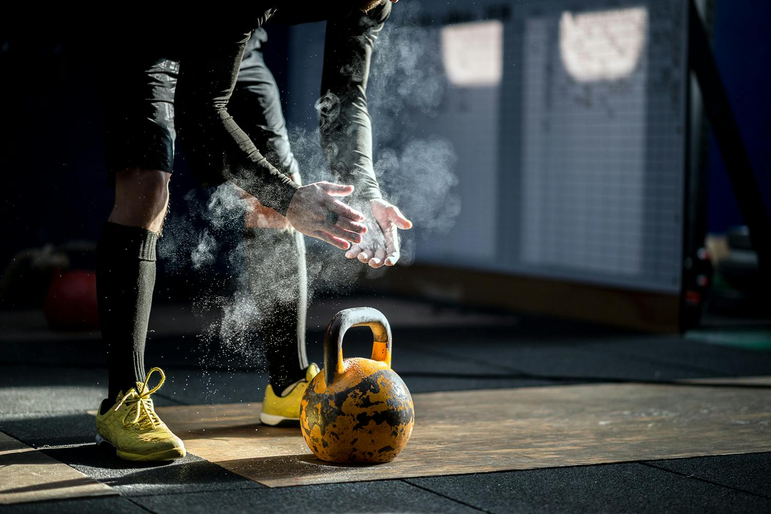 Mann løfter kettlebell