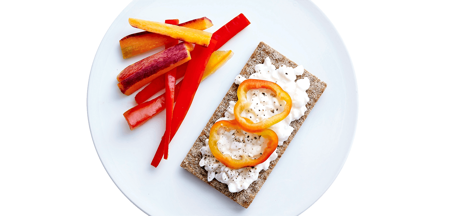 Smörgås med paprika, keso och nymalen svartpeppar