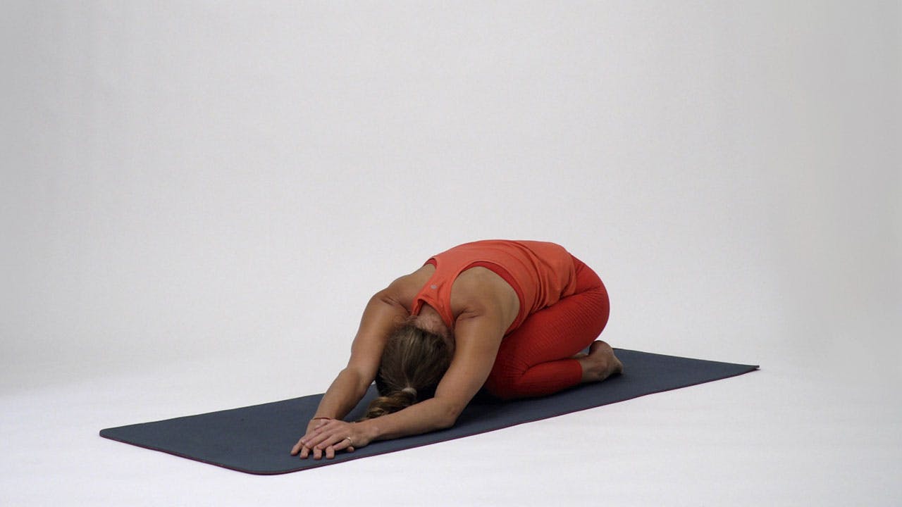 Knelende strekk – delte magemuskler Kvinne trener delte magemuskler