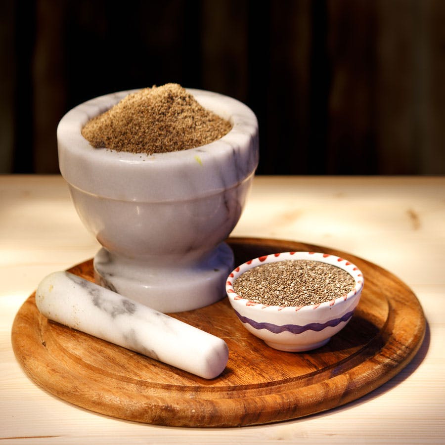 Chia knust i en morter