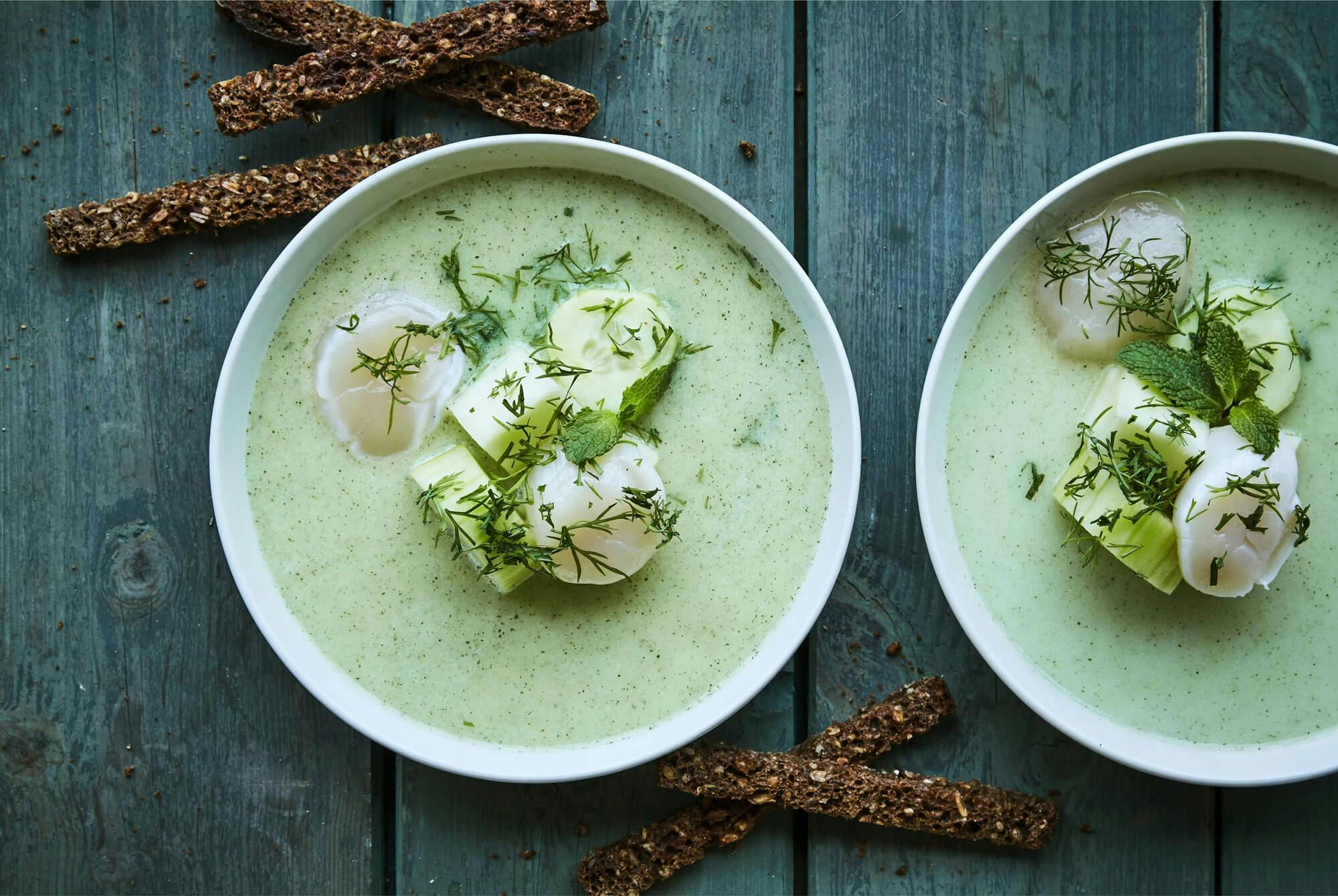 Kold kokossuppe med kammusling, honningmelon og mynte