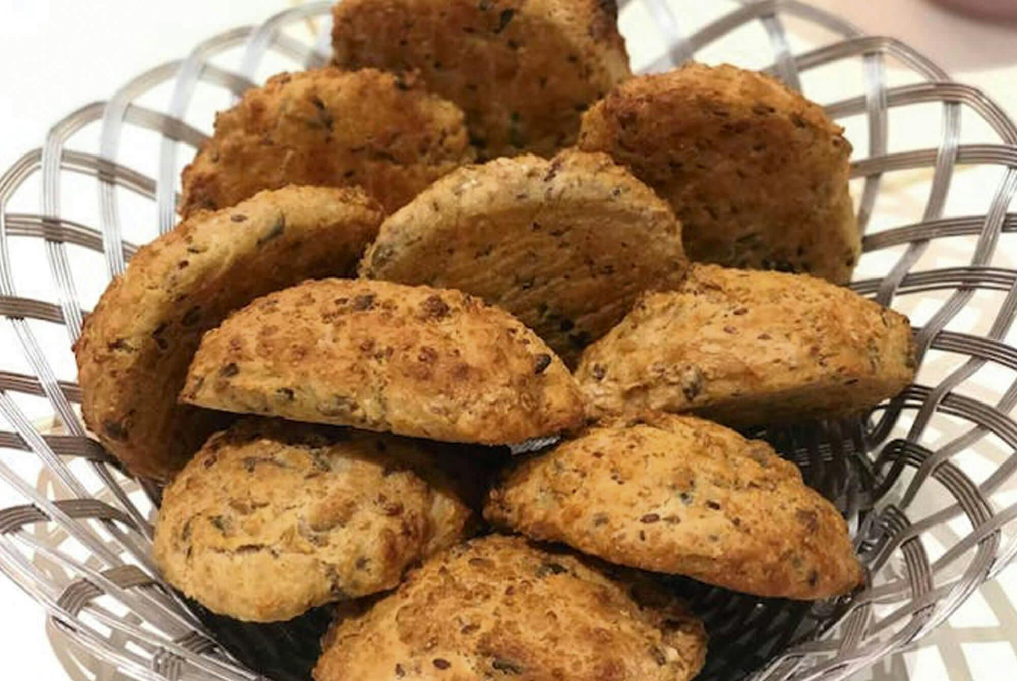 havregrynsfrallor i en korg på ett bord