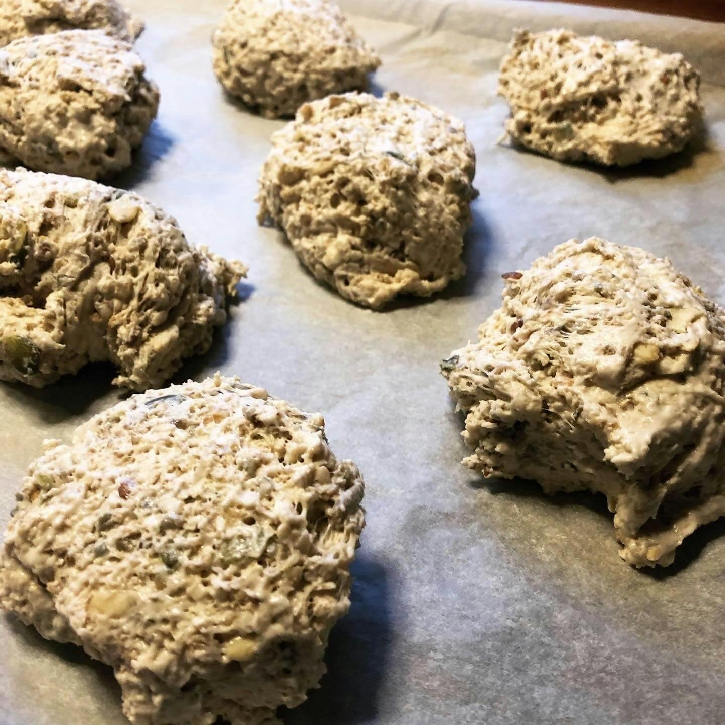 Koldhævede boller med havregryn – koldhævede-havregrynsboller-formet-på-bageplade