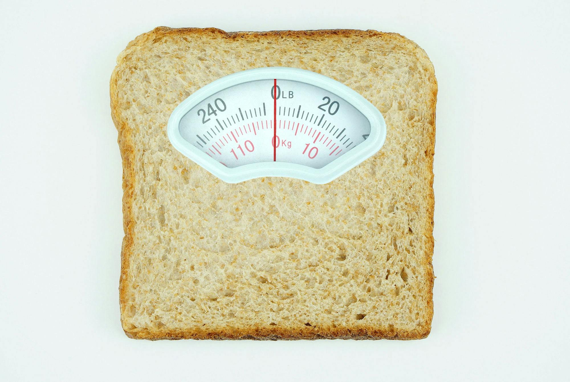 Leipä, jossa on vaaka, kuvastaa hiilihydraatteja
