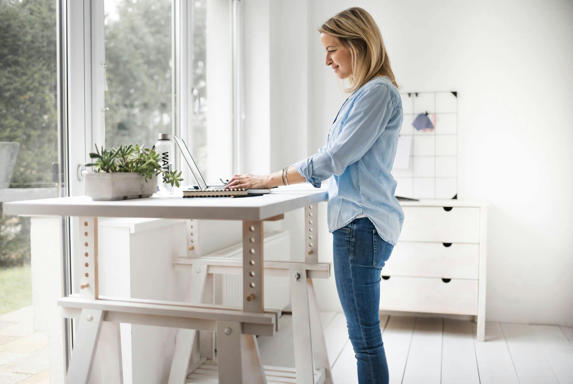 Kvinne arbeider stående