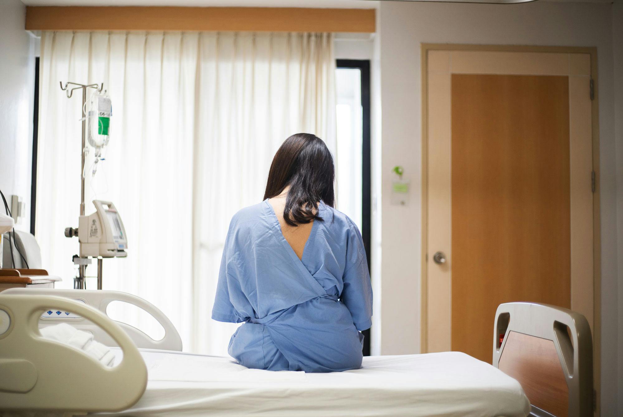 Kvinne isolert på et sykehusrom