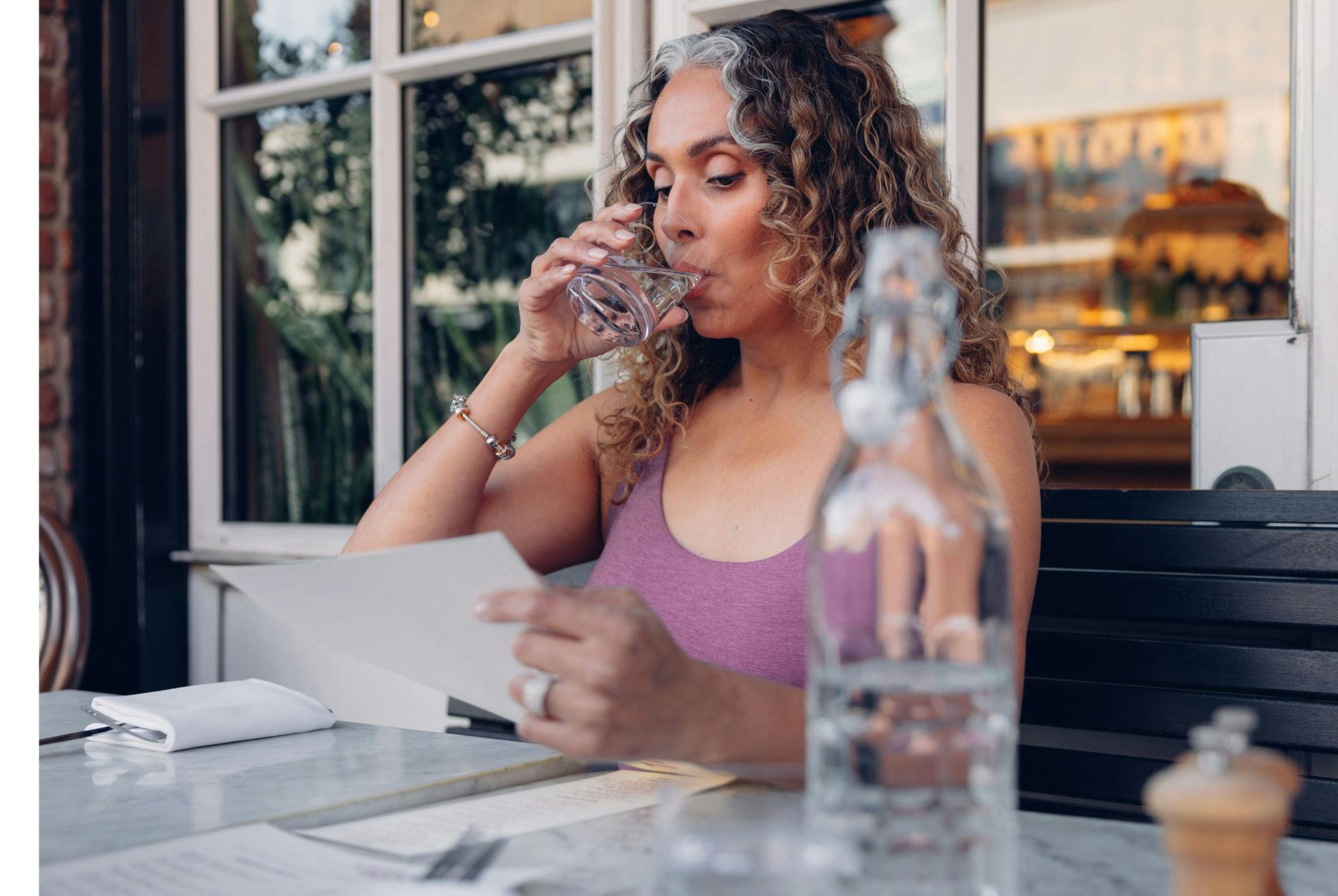 kvinde på keto-kur kigger på menu på restaurant