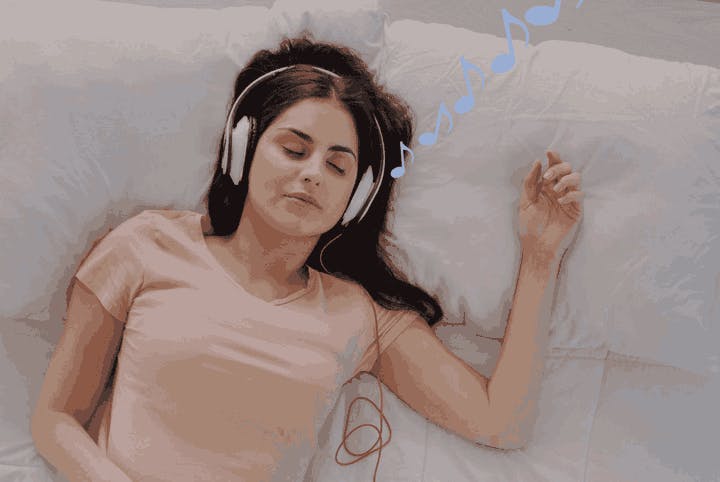 Kvinde lytter til lydfiler for at slippe for tankemylder