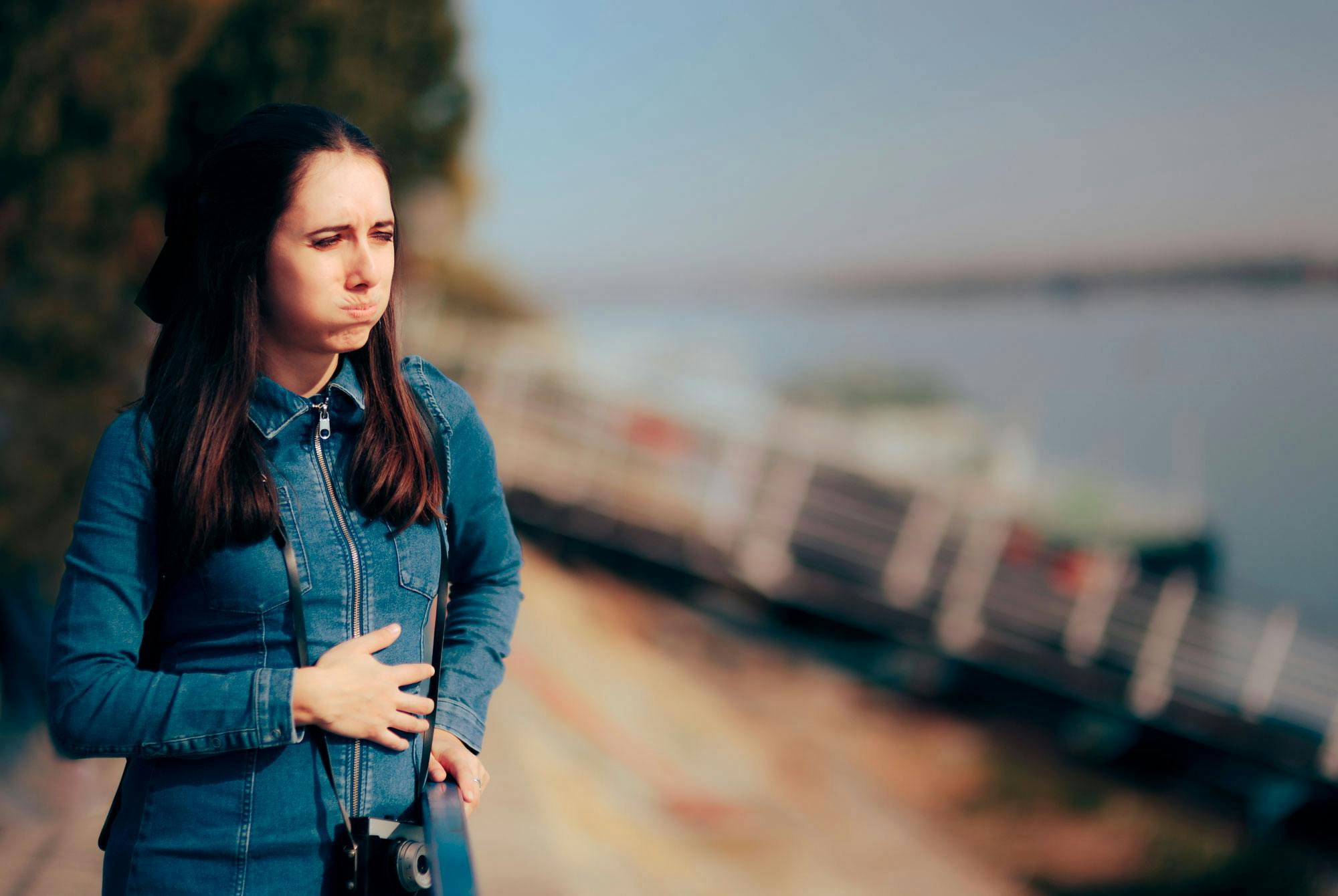 kvinde på ferie med dårlig maven
