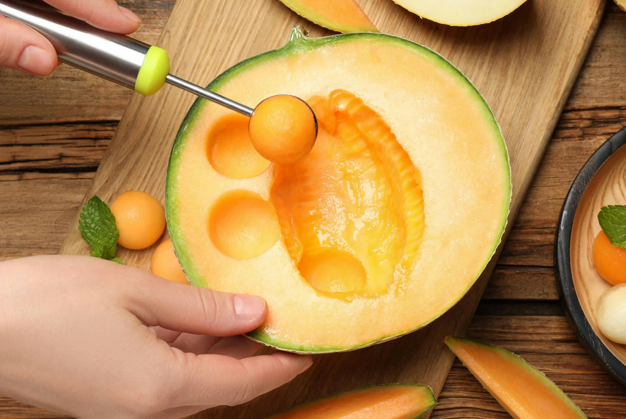 cantaloupemelonista kaiverretaan palloja