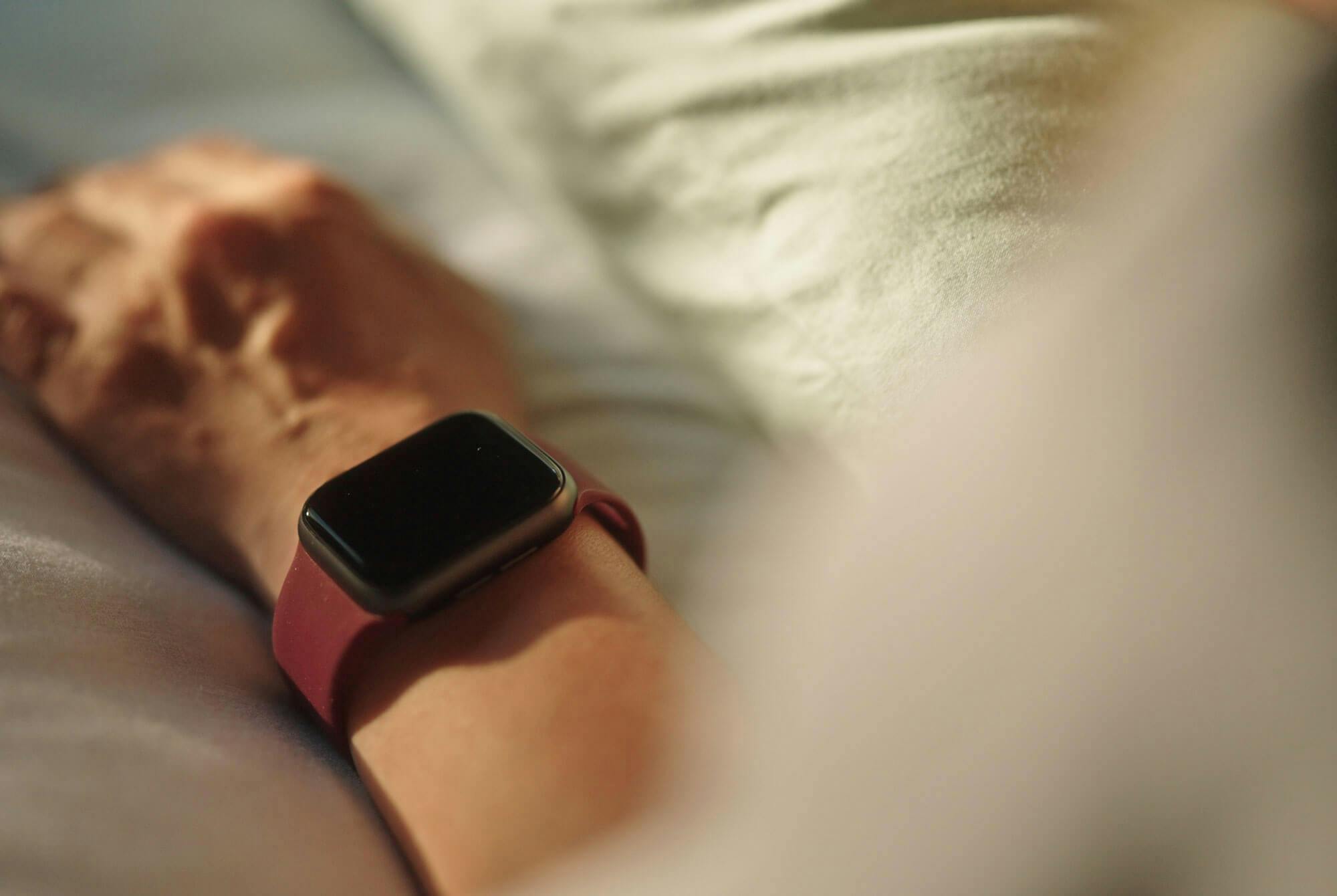 nainen nukkuu sykemittari ranteessa