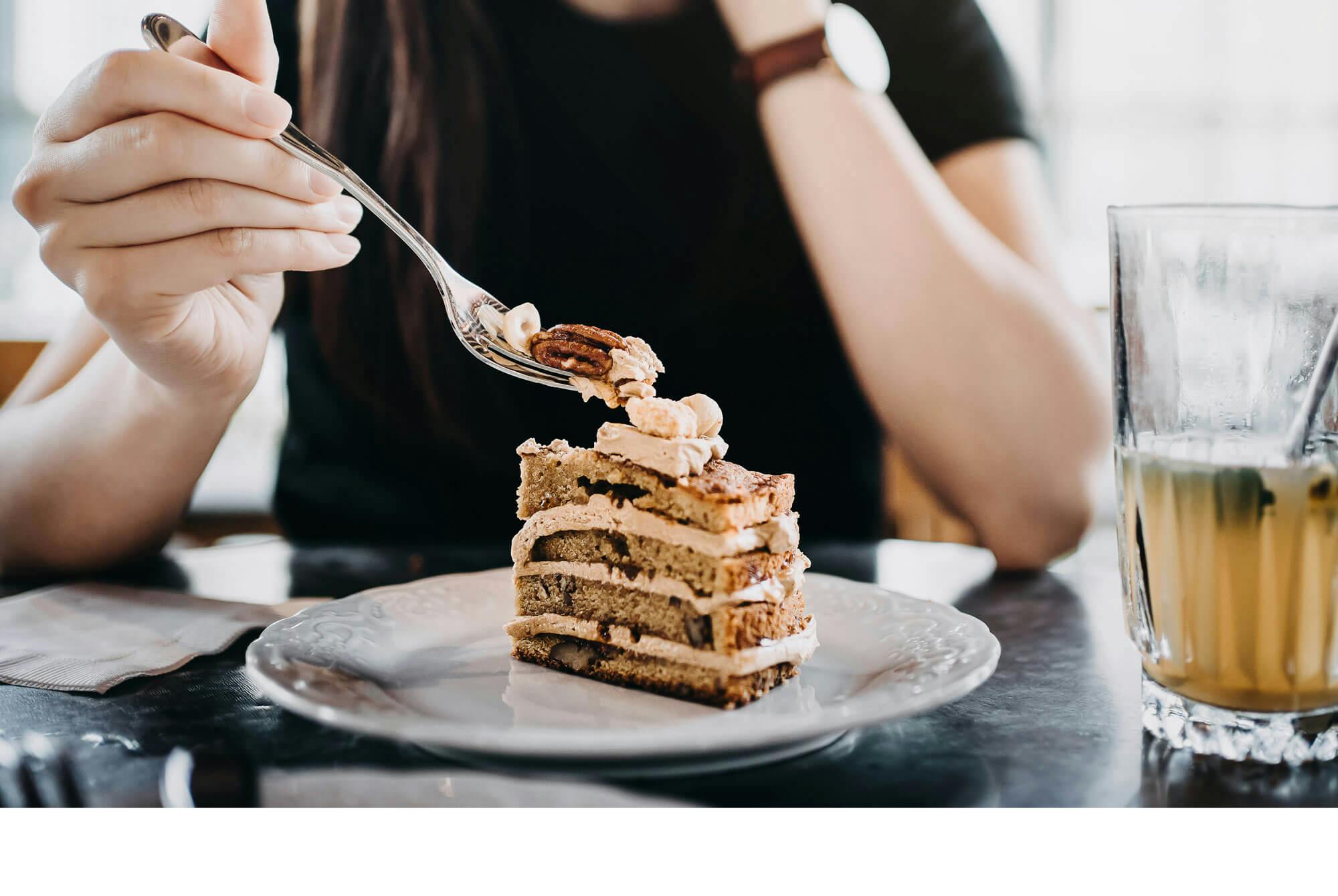 kvinde spiser kage efter keto kur