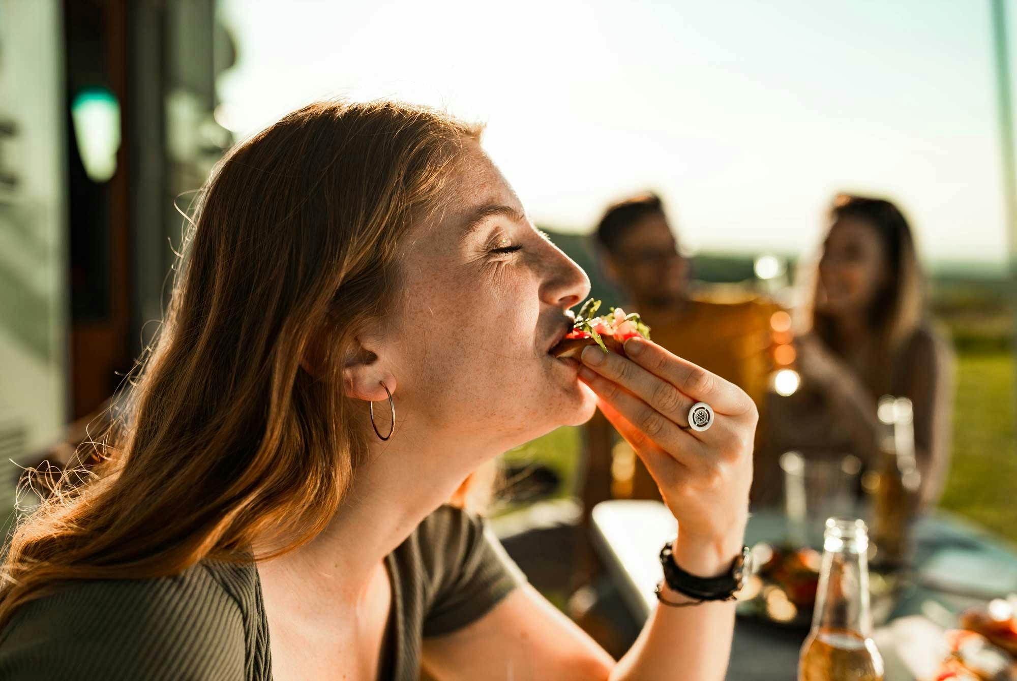 nainen syö hitaasti