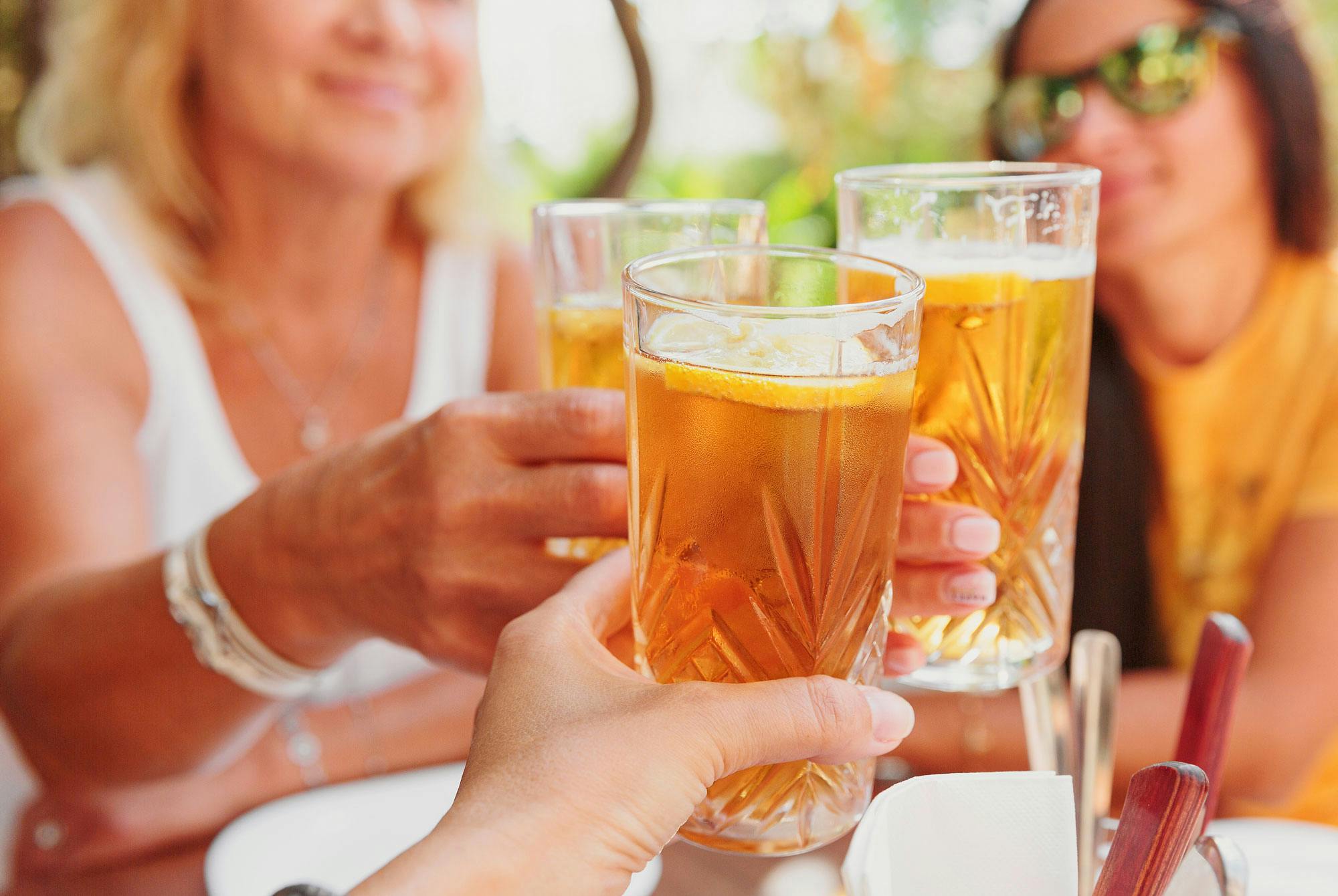 kvinder skåler i ginger beer