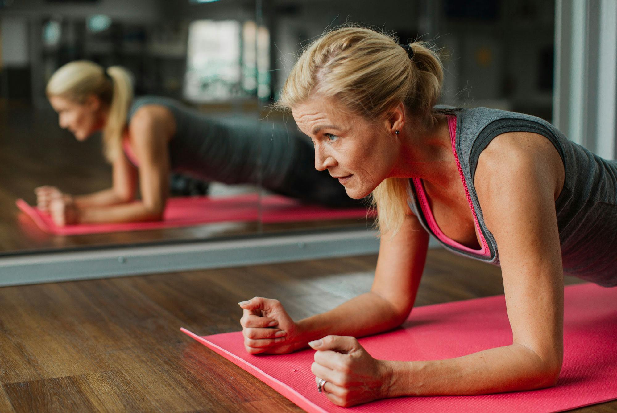 snabb viktminskning – kvinna gör plankan