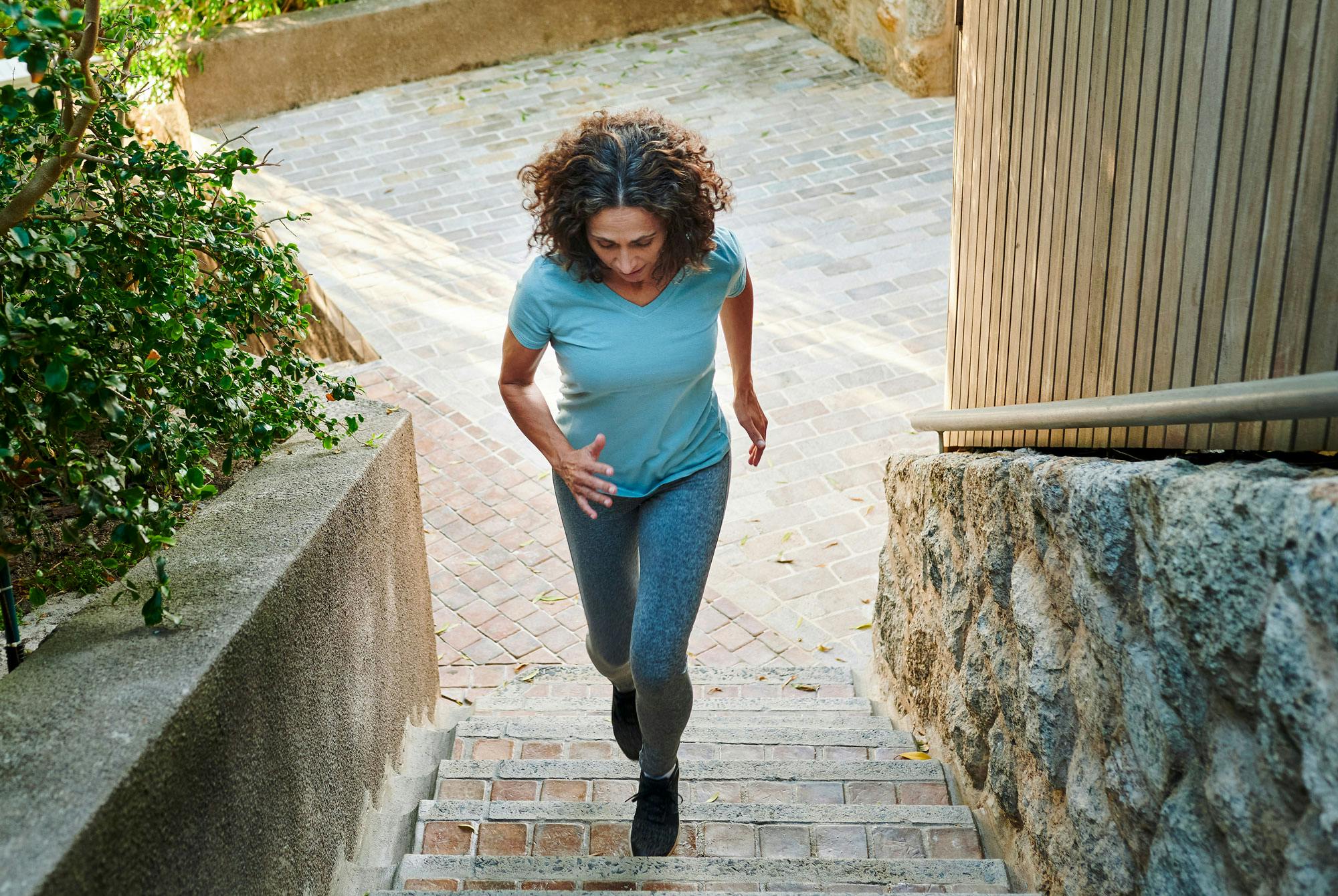 kvinne går opp en utendørs trapp