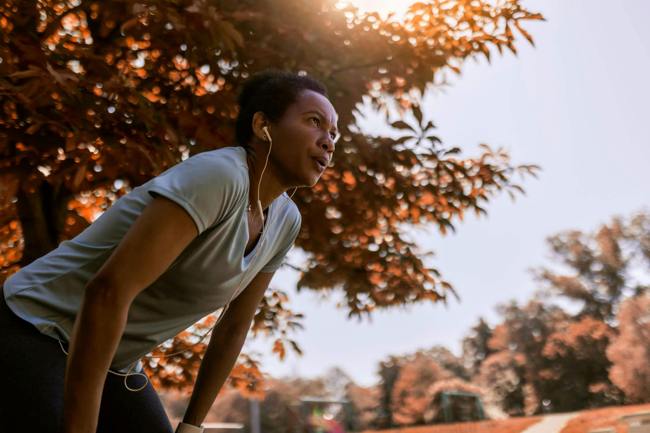 Andpusten kvinne tar pause mens hun løper