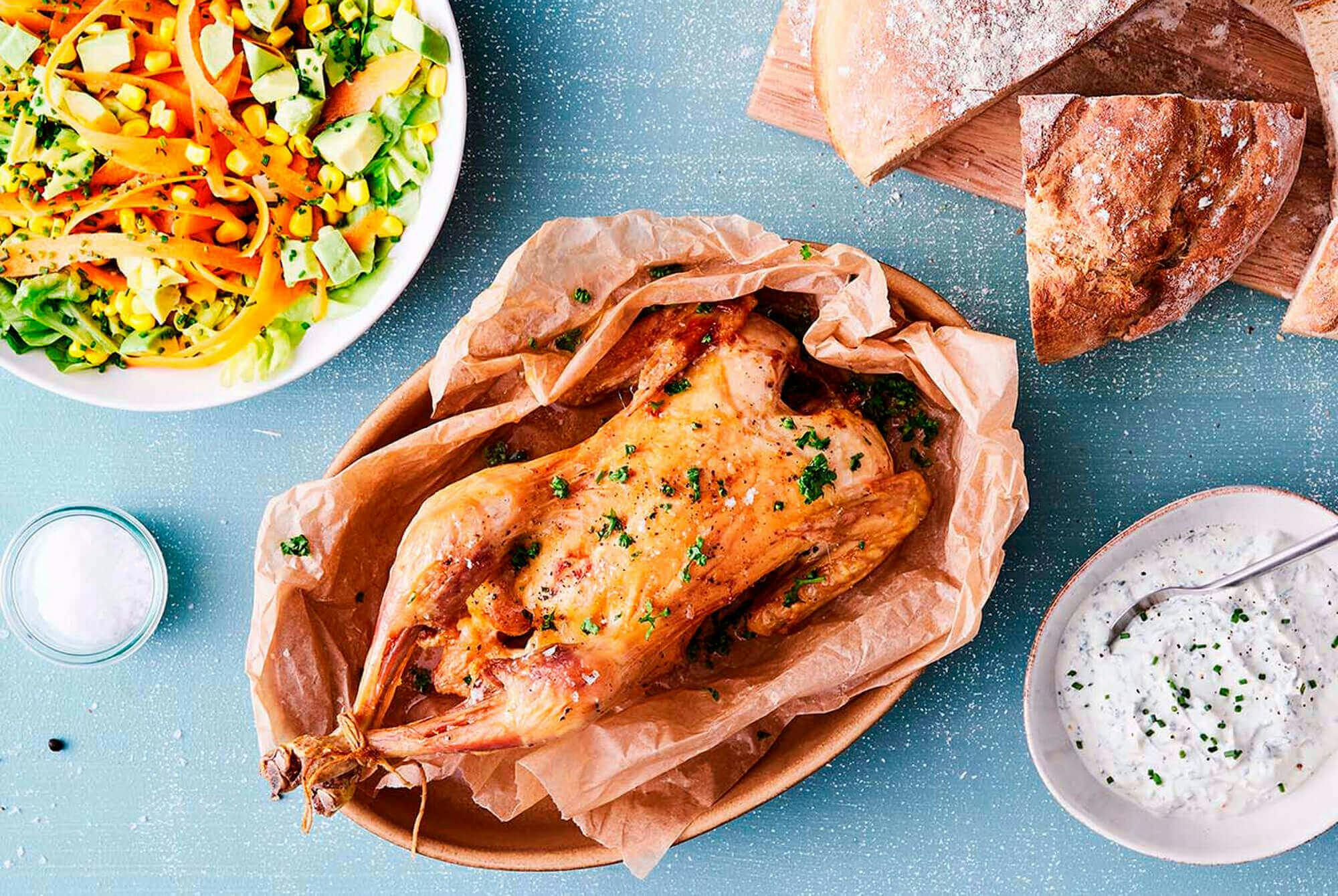 Hel kyckling i ugn med grytbröd, sallad och kall sås 