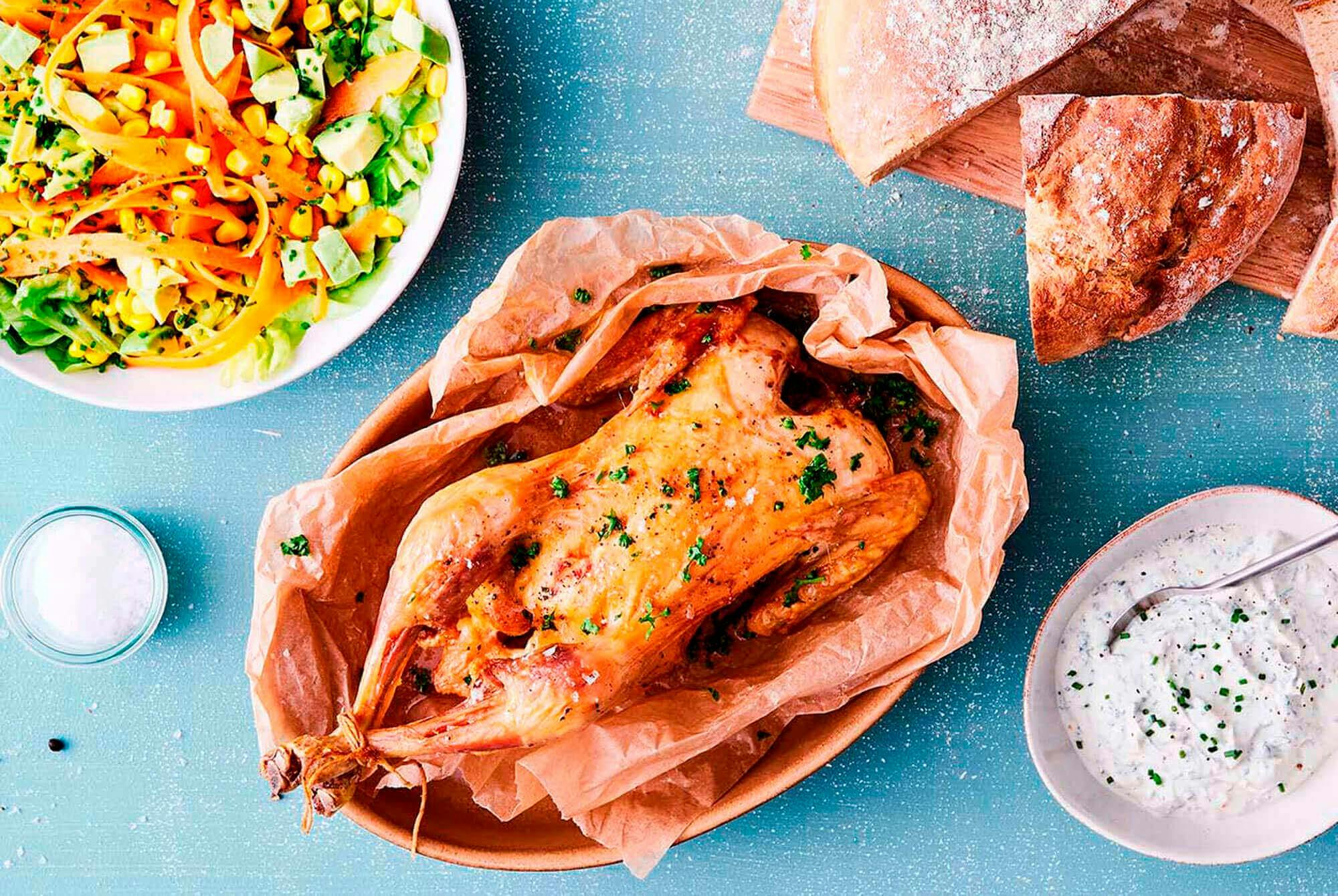 Hel kylling i ovn med grytebrød, salat og kald saus