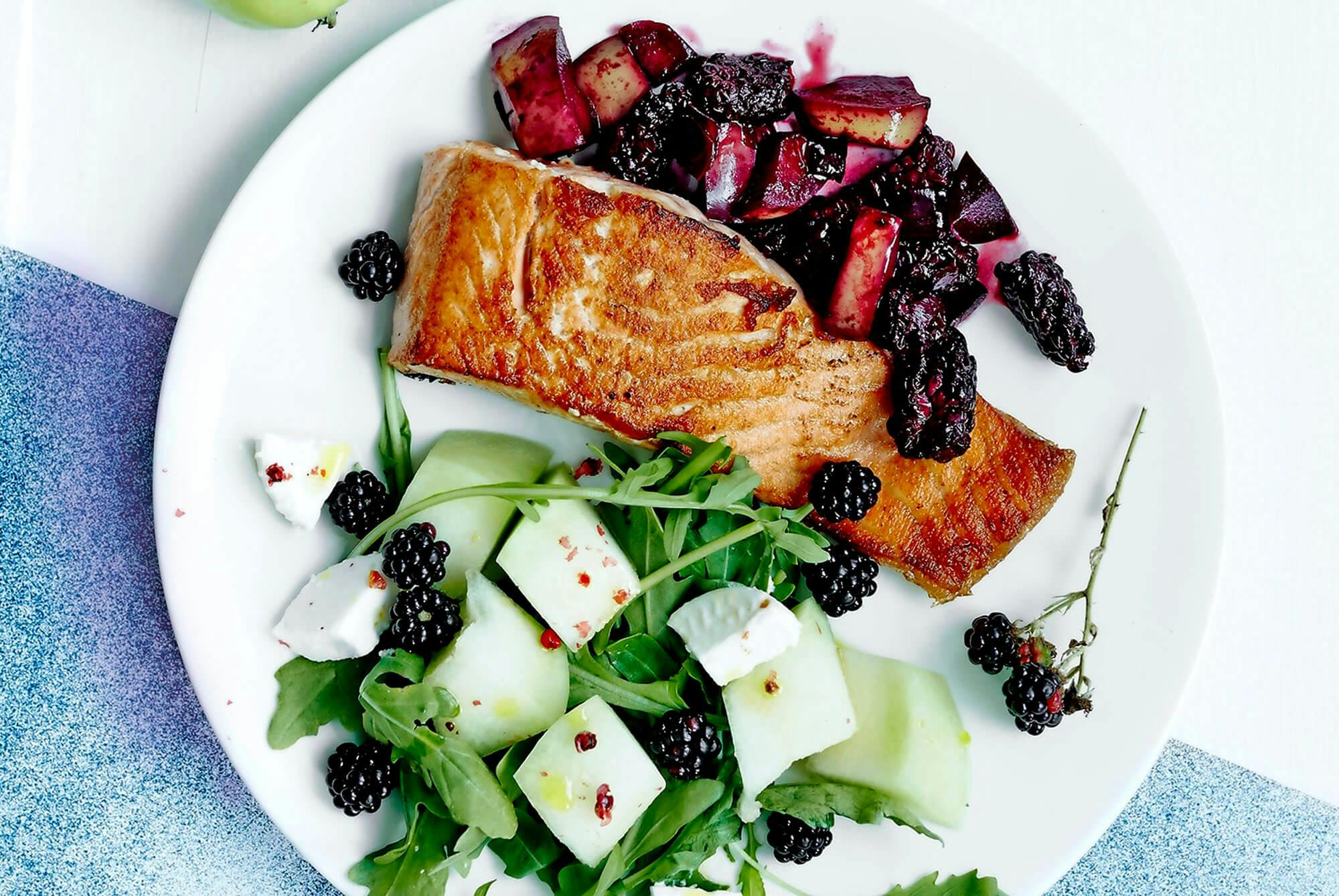 Laks med brombærrelish og salat med honningmelon