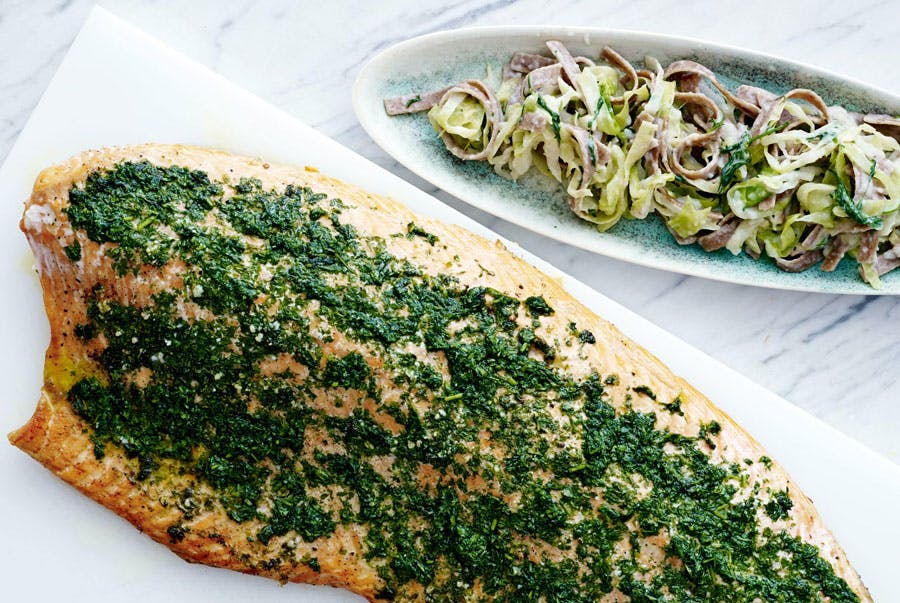 Hel laxsida med pasta och örter