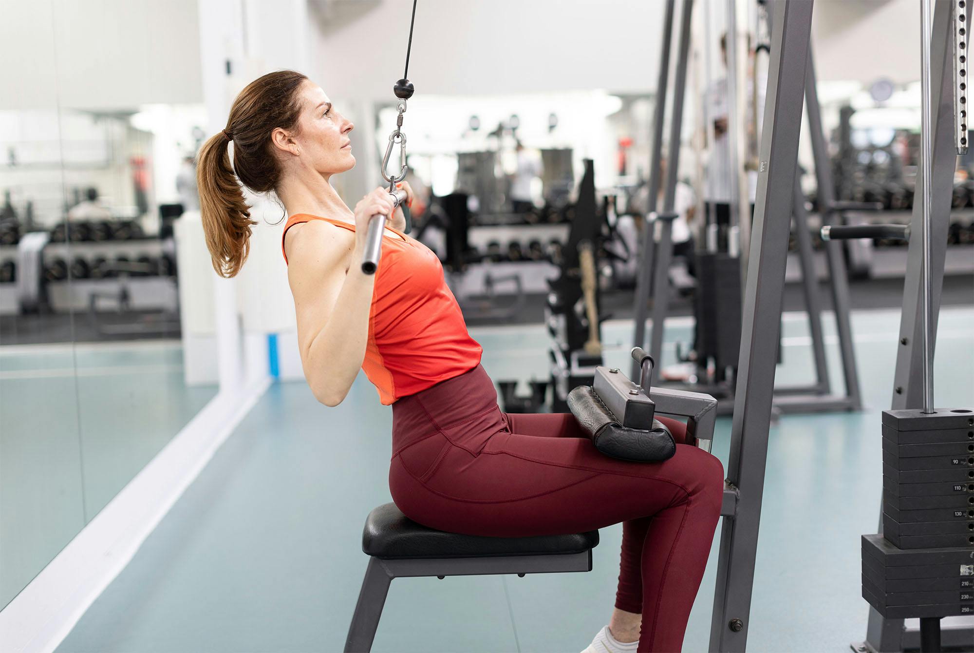 kvinde der laver lat pulldown – maksine i fitnesscenter