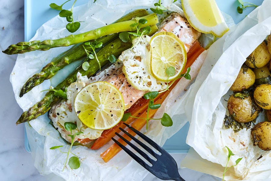 Lax i ugn med grönsaker och färskpotatis - Lax en papilotte - recept