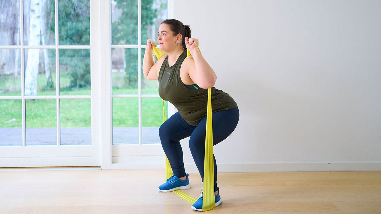 Kvinna tränar styrkeprogram för överviktiga