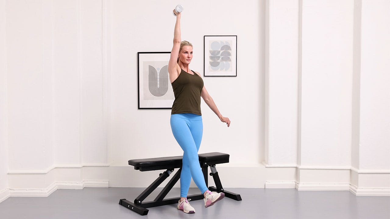 Kvinde træner flerledsøvelser med udstyr